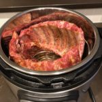 Ribbetjes in Instant Pot op stoomrekje plaatsen. Gepresenteerd door Instant Pot Lekker!