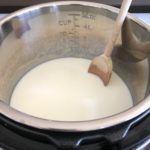 Melk en suiker laten koken via Instant Pot Sauté instelling om rijstpap met saffaan te maken. Gepresenteerd door Instant Pot Lekker!