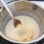 Melk, suiker, rijst, saffraan bijvoegen om rijstpap met saffaan te maken. Gepresenteerd door Instant Pot Lekker!