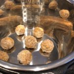 Diepgevroren of verse gehaktballen toevoegen om Instant Pot Spaghetti met gehaktballen klaar te maken. Gepresenteerd door Instant Pot Lekker!