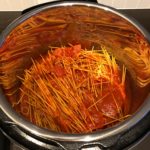 Pasta saus toevoegen om Instant Pot Spaghetti met gehaktballen klaar te maken. Gepresenteerd door Instant Pot Lekker!